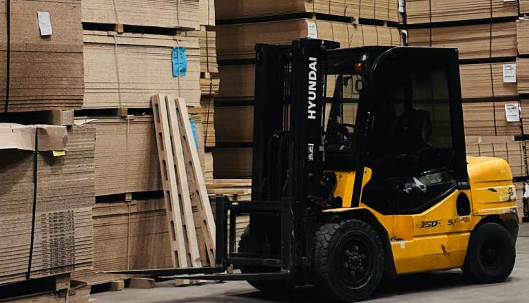 Na Štajerskem hudo poškodovan voznik viličarja