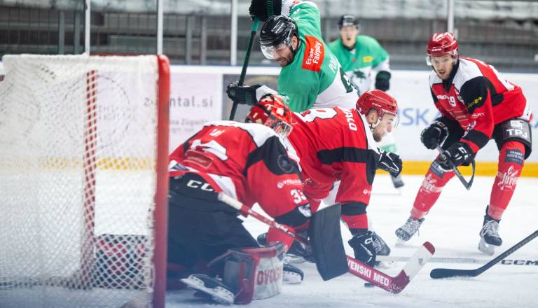 Hokej: Jeseničani tik pred presenečenjem, Olimpija po tesni zmagi vodi v finalu