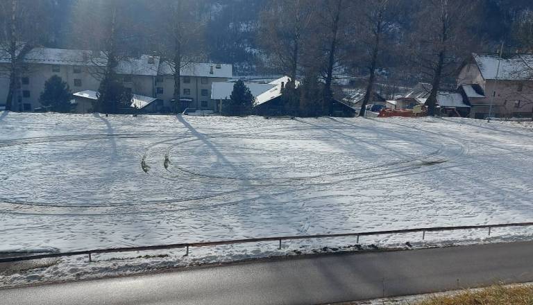 FOTO: Skupni prostor na Hrušici tarča objestne vožnje. Vse je ujela kamera!