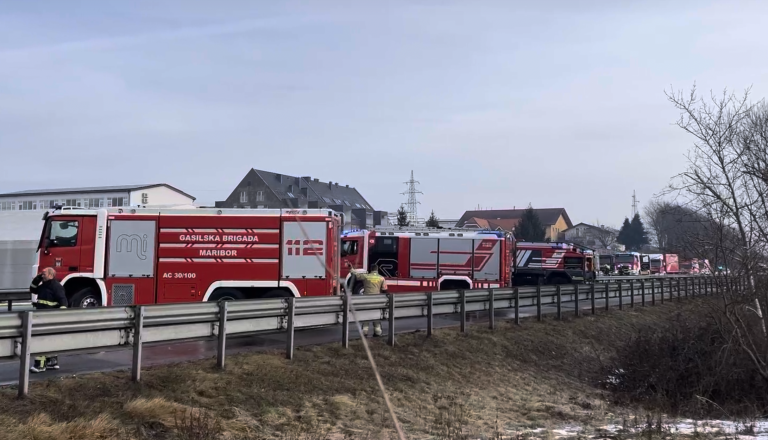 FOTO in VIDEO: Dramatični prizori s štajerske avtoceste, trčila kombi in tovornjak s Petrolovo cisterno