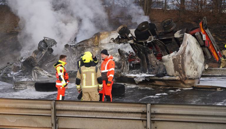 FOTO in VIDEO: Dramatični prizori s štajerske avtoceste, neuradno umrl voznik kombija