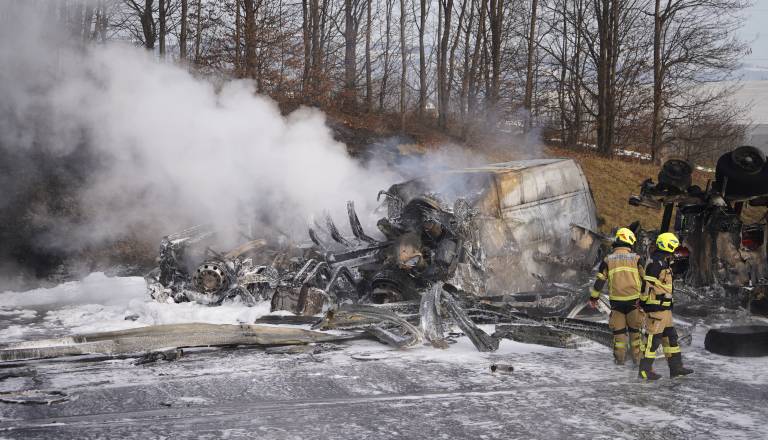 Podrobnosti hude nesreče: Prevrnitev cisterne terjala življenje voznika manjšega tovornega vozila