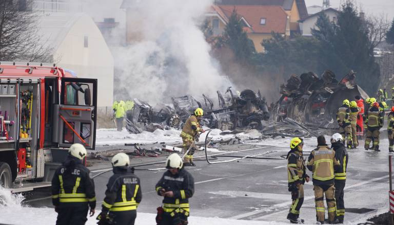 FOTO in VIDEO: Dramatični prizori s štajerske avtoceste, neuradno umrl voznik kombija
