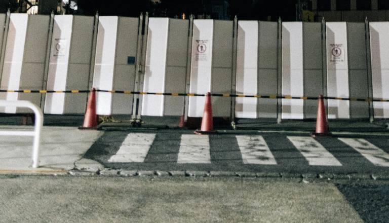 Nočna dela brez obvestil? Od lukenj v asfaltu do nočnih betoniranj