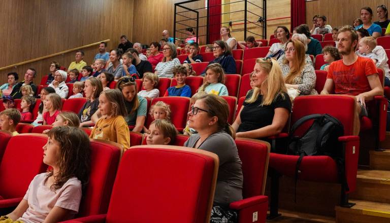 Navdušenje v Kranjski Gori: Vrača se kino, danes brezplačno Belo se pere na devetdeset