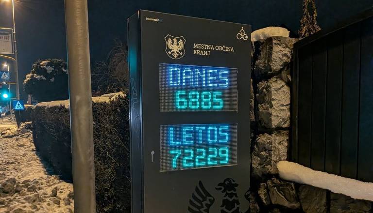 Kranjčani so se ponorčevali iz občinskega prikazovalnika: »Verjetno je štel snežinke.«