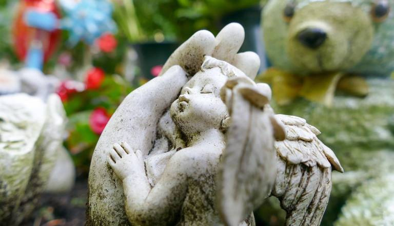 19-letna mama s tremi otroki bivala v neprimernih razmerah, dojenček umrl