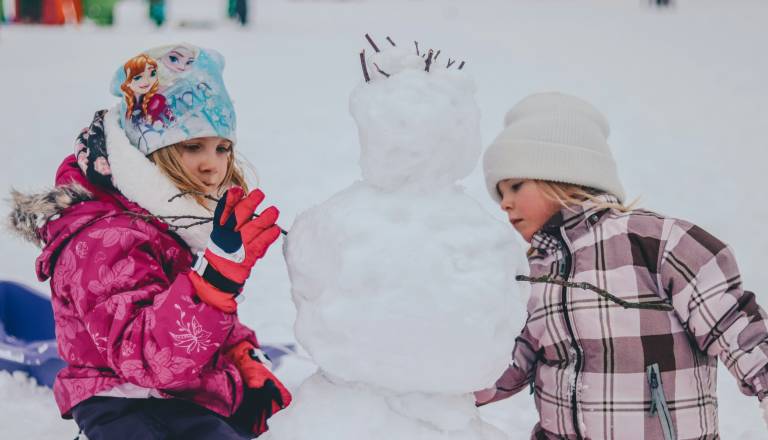 Starši iskali otroška zimska oblačila, ponekod so se police hitro spraznile