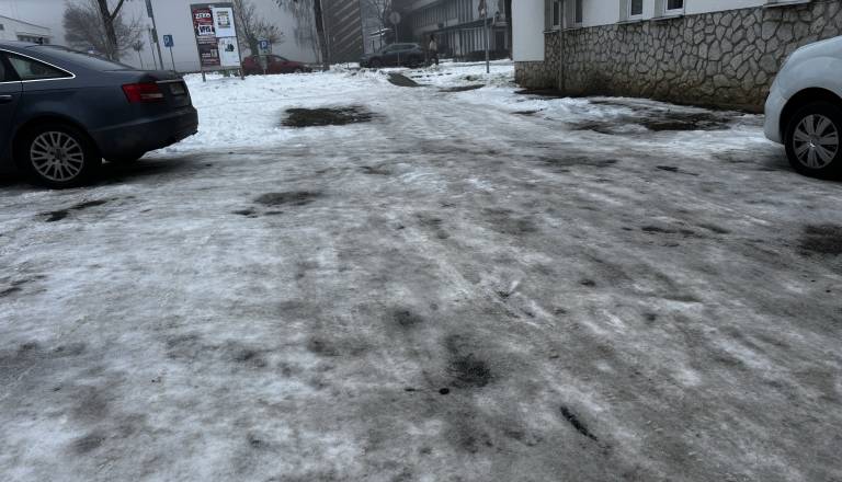 Kdo je odgovoren za odstranjevanje snega in ledu med bloki?