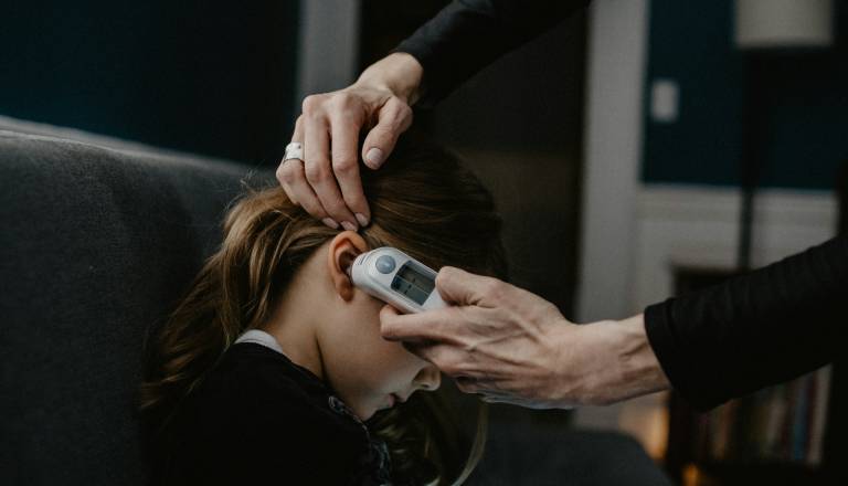 Pozor! Slovenci se s potovanj vračajo z boleznimi, katerih znaki se pokažejo šele doma