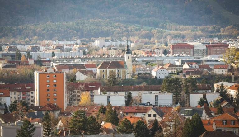 Mariborska občina na Studencih prodaja zemljišče, a ne garaže, ki stoji na njem
