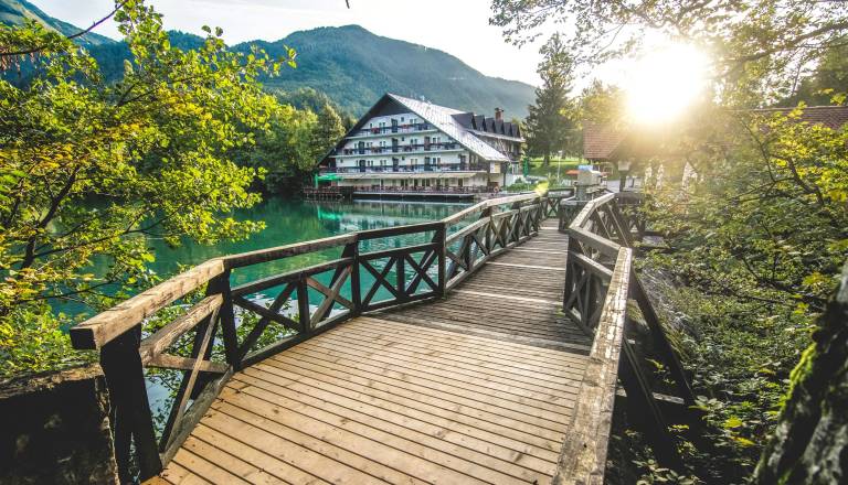 VIDEO: Razpadajoč biser Gorenjske: Nekoč poroke in plesi, danes ruševine 