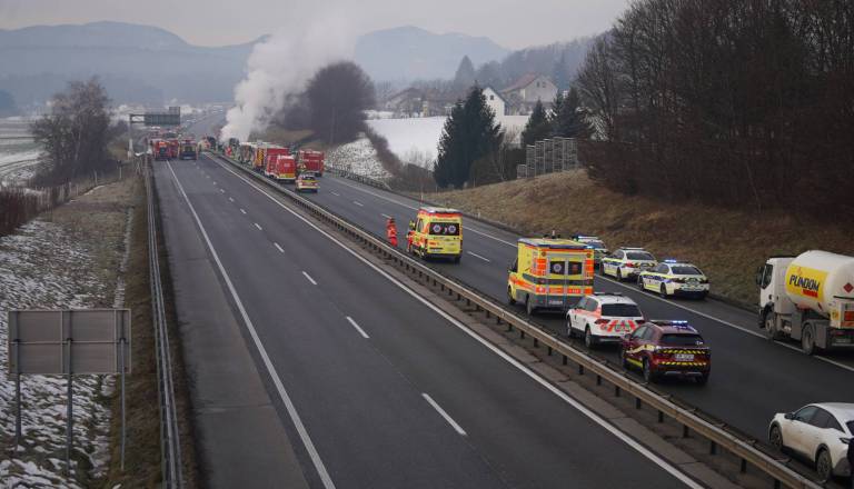 V tragični nesreči na avtocesti umrl 28-letni voznik, sopotnik je huje poškodovan