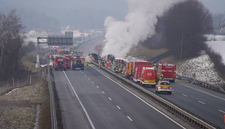 V tragični nesreči na štajerski avtocesti umrl 28-letnik, sopotnik je huje poškodovan 