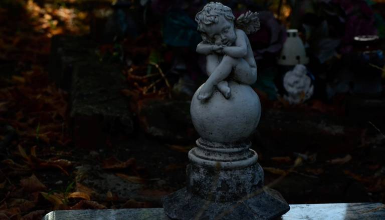 Smrt trimesečnega dojenčka v Metliki: 19-letna mama s tremi otroki bivala v neprimernih razmerah