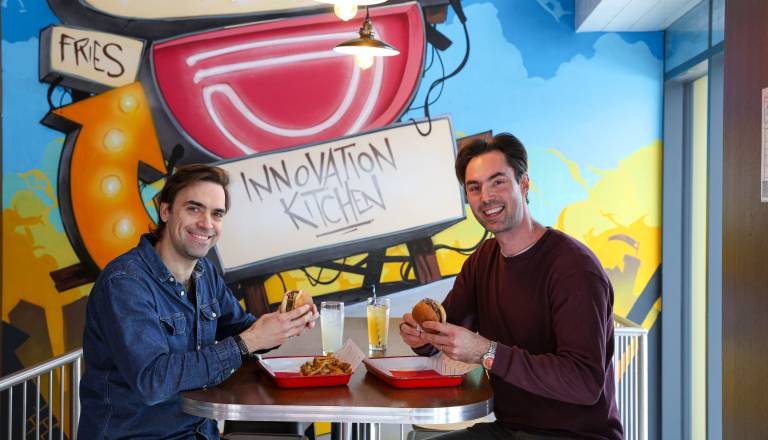 Til in Klemen iz Hood burgerja: »Težko je reči, kaj je dober šef, ampak moraš biti človeški.«