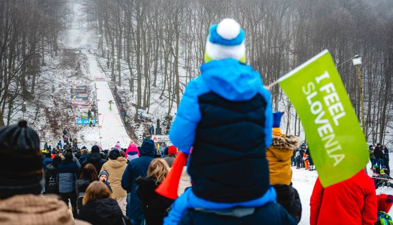 FOTO in VIDEO: Po sedmih letih znova smučarski skoki na prenovljeni skakalnici v Juršincih