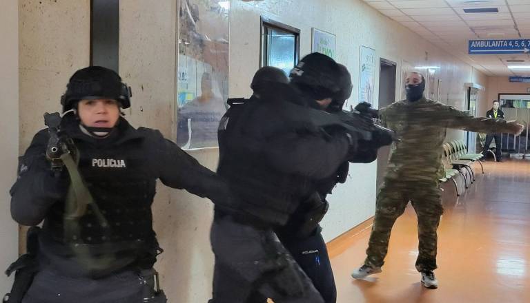 FOTO: Kaj se dogaja? V murskosoboški bolnišnici na hodnikih oboroženi policisti