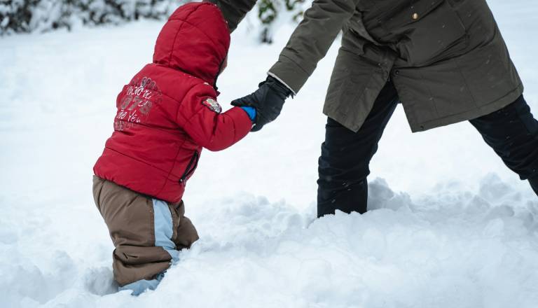 Starši na Štajerskem zaman iskali otroška zimska oblačila, ponekod so se police hitro spraznile