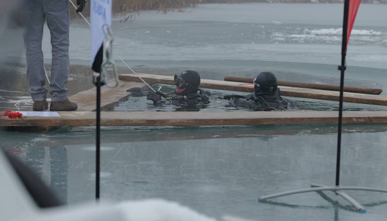 FOTO in VIDEO: Izkušeni potapljači so se na Soboškem jezeru potopili pod led  