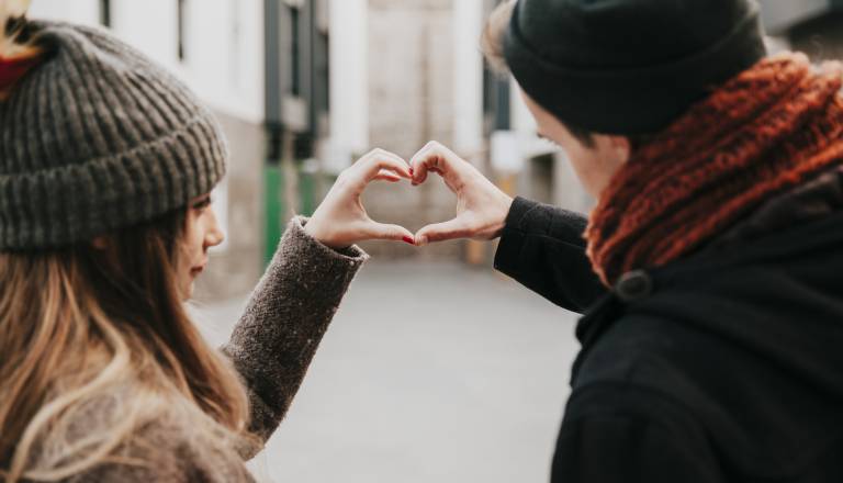 Levi in device se bodo morali odločiti, ali naj sledijo srcu ali varnosti