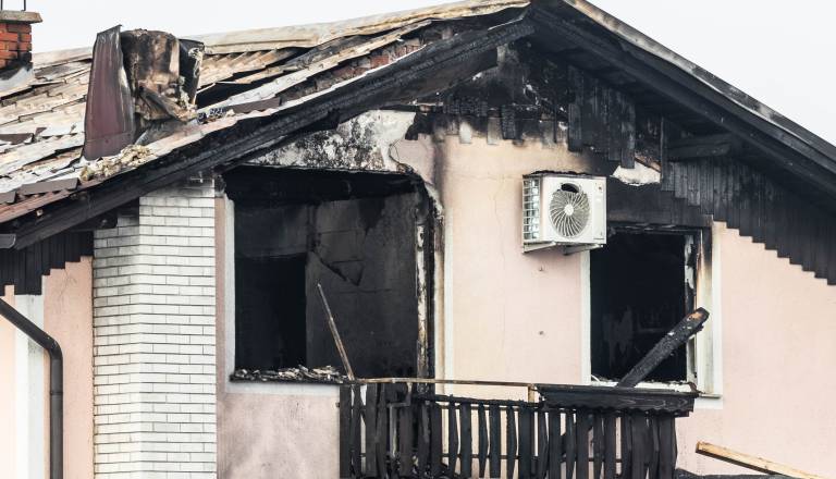 Temperature so presegle 800 stopinj Celzija, nudena tudi psihološka pomoč