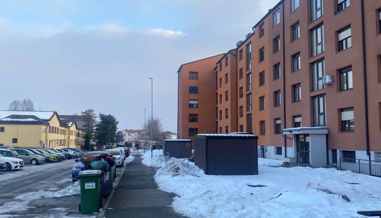 Kdo odlaga smeti v blokovske kontejnerje? Stanovalci plačujejo, občina išče rešitve