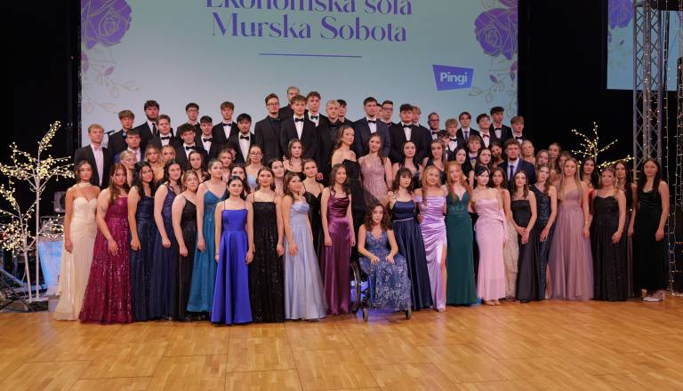 FOTO in VIDEO: Ekonomska šola Murska Sobota s plesom pospremila novo generacijo maturantov