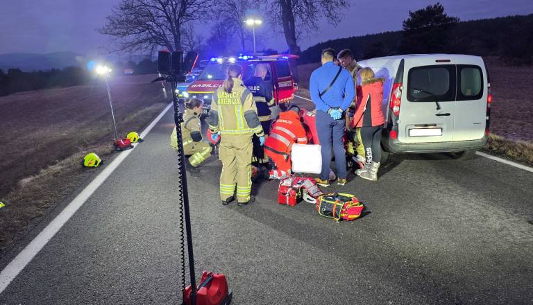 Nezavesten v zaklenjenem avtomobilu pri Gradišču: Voznik umrl kljub oživljanju