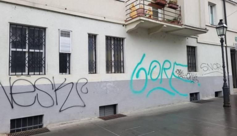 Grafiti preplavili Hribarjevo nabrežje, MOL pa umika roke: »To ni naša pristojnost«