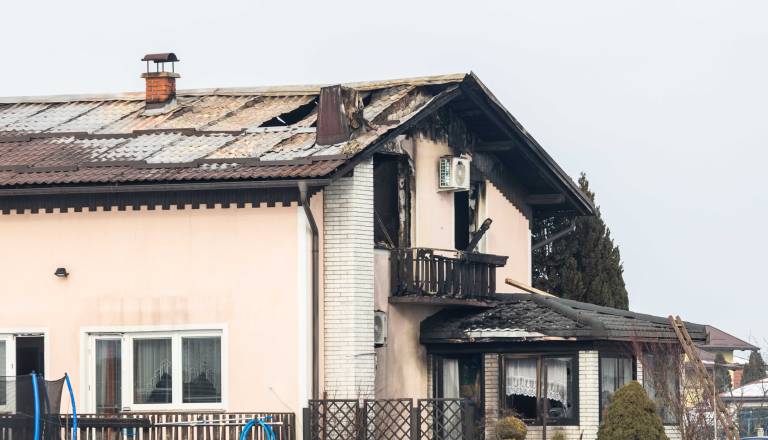 Občina po tragičnem požaru našla začasno namestitev za družino