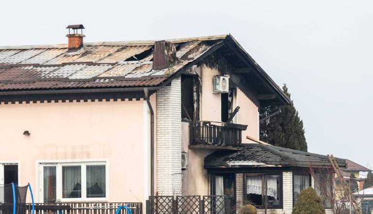 Sodelavci mame, ki je v požaru izgubila petletnega sina, s čustvenim zapisom prosijo za pomoč družini