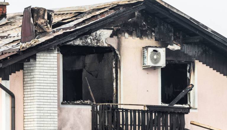 Po grozljivem požaru, ki je zahteval življenje otroka: Življenje triletnika je še vedno ogroženo