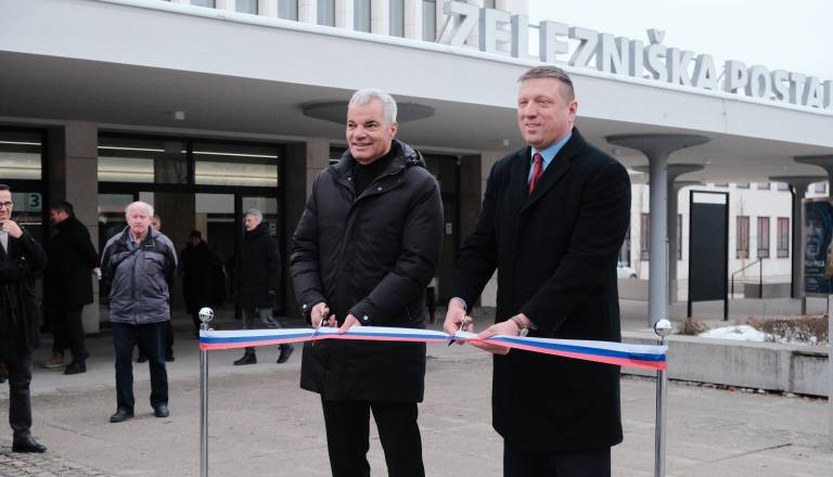 FOTO in VIDEO: Lepša podoba in boljša izkušnja za uporabnike, odprli prenovljeno mariborsko železniško postajo