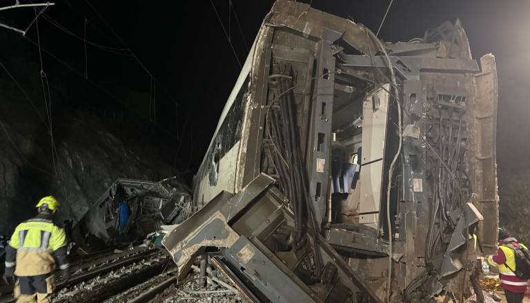 Huda železniška nesreča v Španiji zahteva 39 življenj