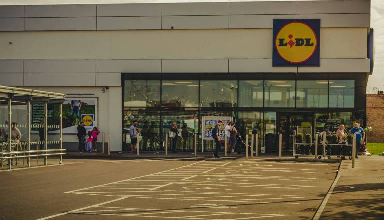 FOTO: Drama v Lidlu, s stropa padle luči 