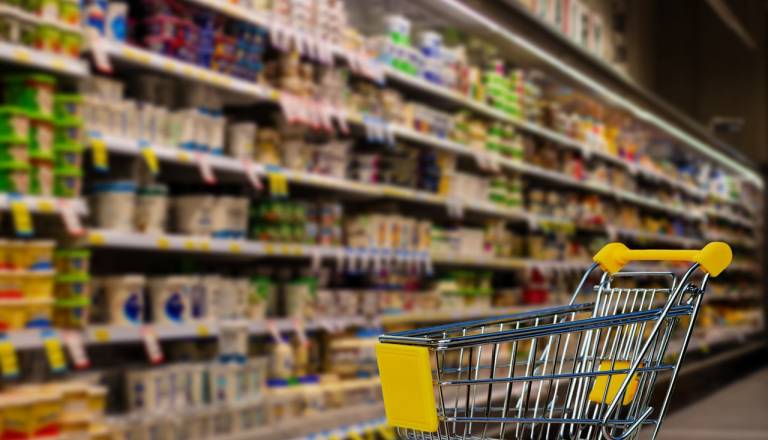 FOTO: Panika v trgovini, s stropa odpadla celotna instalacija svetil