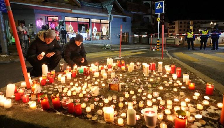 Crans Montana v solzah: Švica žaluje po silvestrski noči, ki je vzela 40 življenj