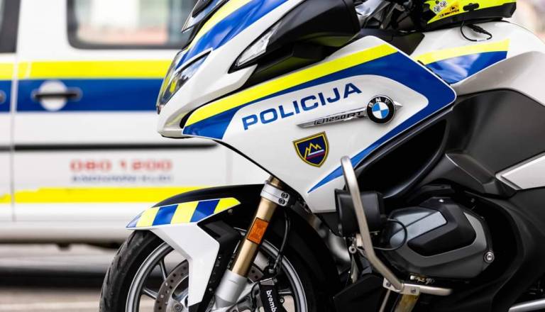 Hudo poškodovana peška v Celju: Voznik trčil vanjo na prehodu za pešce