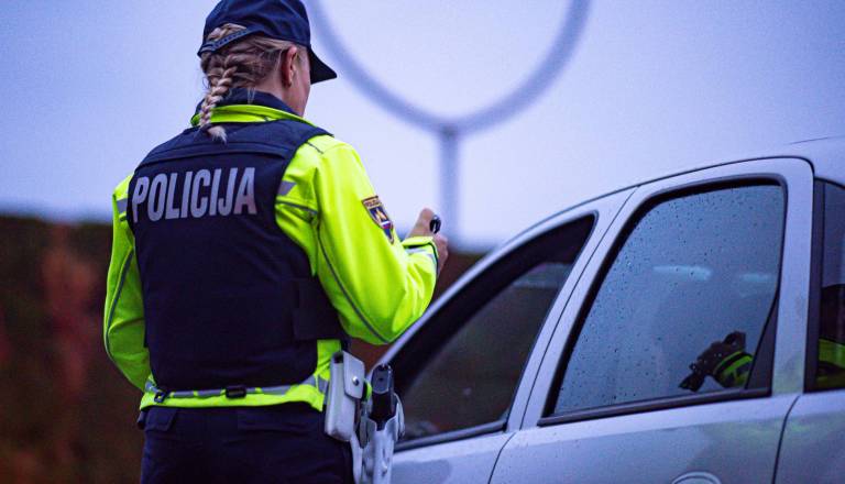 Črna statistika prvega dne novega leta: V Pesnici smrtna nesreča na cesti, na Pohorju huda poškodba smučarja