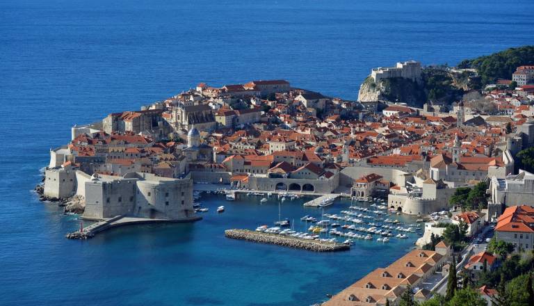 Tragedija na plaži Buža v Dubrovniku: Visoki valovi vzeli življenje družinskega fotografa!