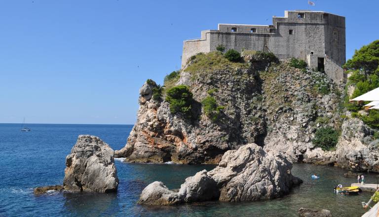 Tragedija v Dubrovniku: Turista odnesli siloviti valovi med družinskim fotografiranjem!