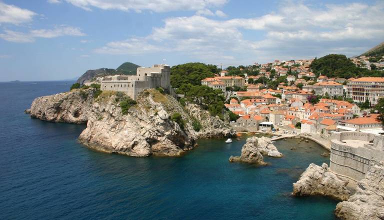 Drama v Dubrovniku: Moškega med fotografiranjem pogoltnilo morje!