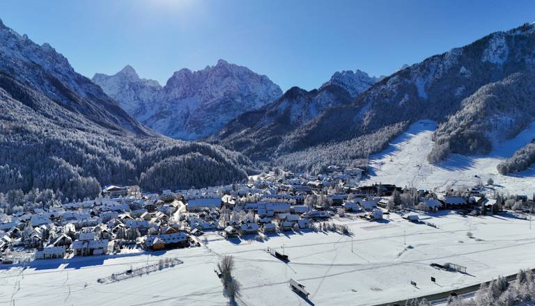 Šok na gorenjski avtocesti: Voznica napihala več kot 2,5 promila, policija pred svetovnim pokalom zaostruje nadzore