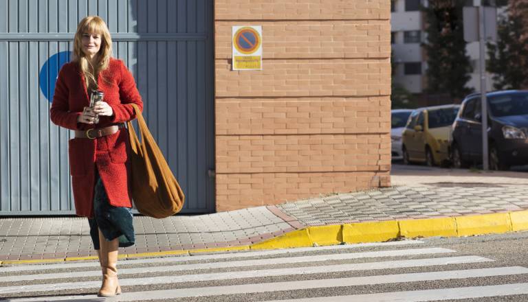 Hudo poškodovana peška v Celju: Voznik trčil vanjo na prehodu za pešce