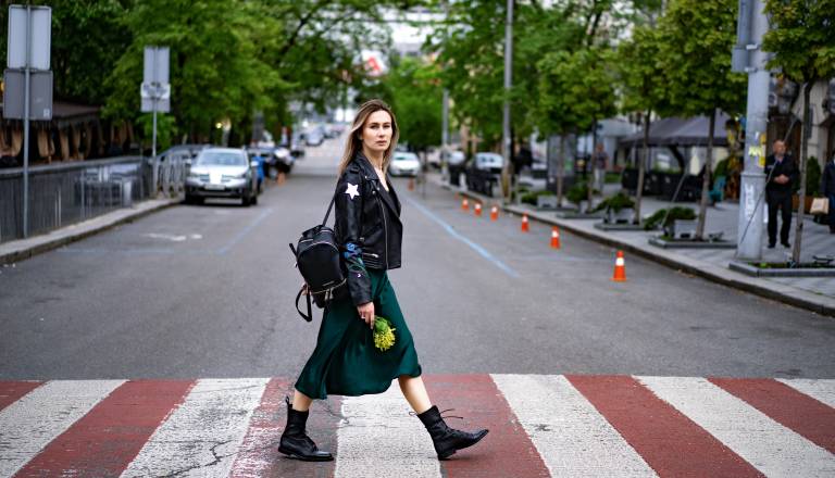 Na prehodu za pešce voznik trčil v peško, končala je v bolnišnici