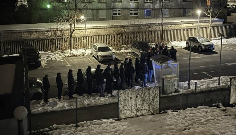 Saj ni res, pa je! Zaposleni UKC Maribor ob polnoči stojijo tudi v snegu. Ne boste verjeli, zakaj