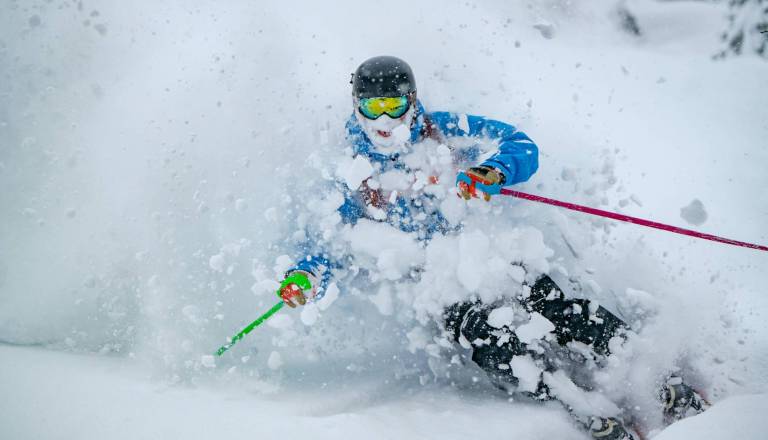 VIDEO: Smučarski navijači se veselijo: Andrej Slokar bo kmalu spet smučala, za zdaj pa peče kruh