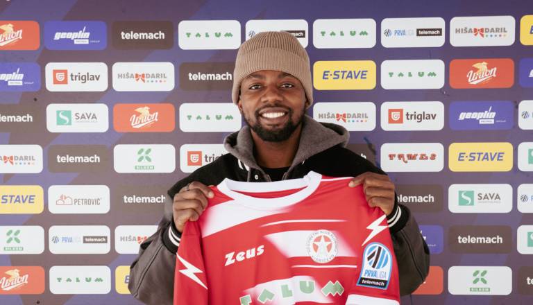 Eric Taylor zaostril konkurenco na sredini igrišča pri rdeče-belih