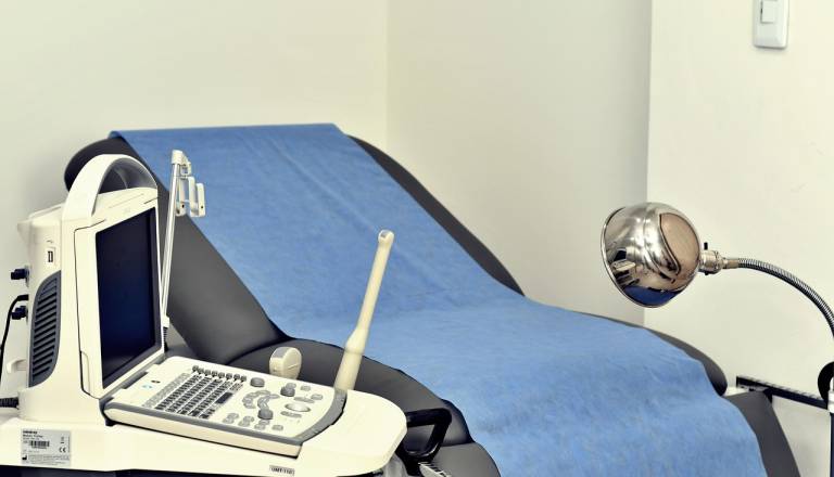 Ginekologinja zavrnila obravnavo istospolno usmerjene pacientke, ta uspela s tožbo